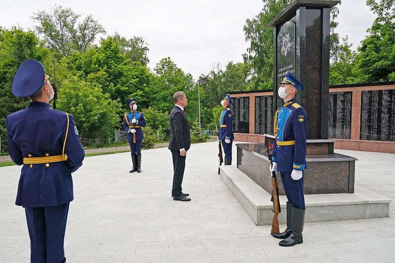 Радий Хабиров почтил память павших в годы Великой Отечественной войны