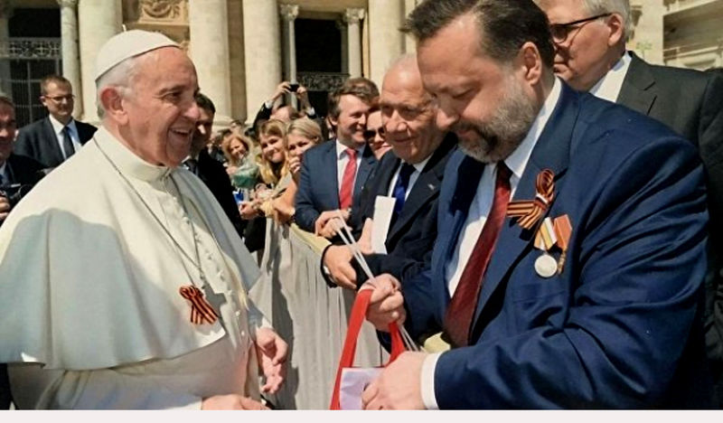 Папа Римский Франциск собственным примером поддержал движение «Георгиевская ленточка»