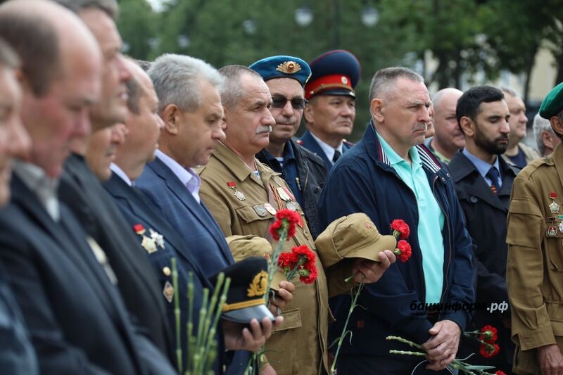 В Уфе ветераны боевых действий почтили память павших товарищей у мемориала «Скорбящая мать»