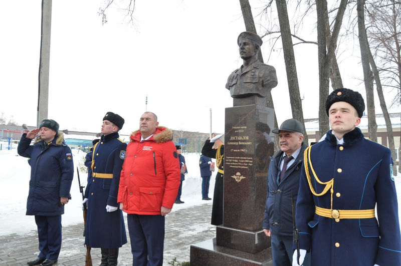 В Башкирии увековечили в бронзе память о Герое России Александре Доставалове