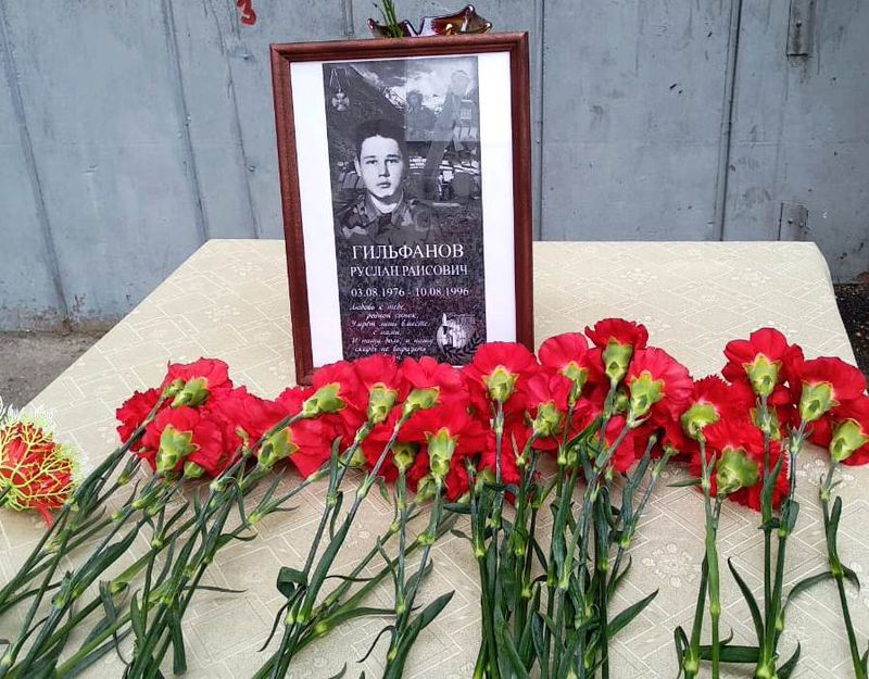 В микрорайоне Инорс состоялось торжественное открытие мемориальной доски в честь Руслана Гильфанова