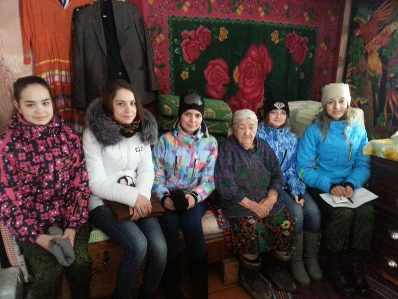 Курсанты военно-патриотического объединения «Звезда» совместно с активистами партии «Единая Россия» помогают ветеранам