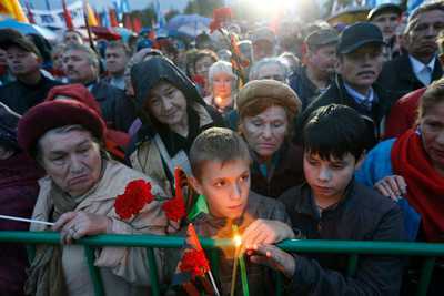 «Спасите людей на Донбассе!»: на акцию скорби на Поклонной горе пришли более 17 тысяч человек 