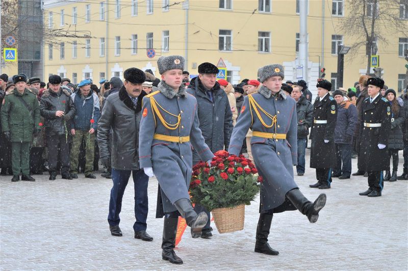 15 февраля в столице республики состоялась торжественная церемония возложения цветов к мемориалу «Скорбящая мать» 