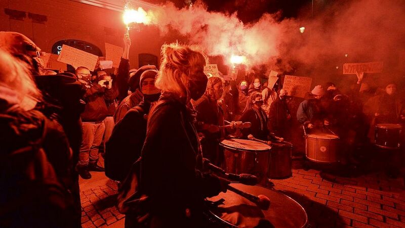 «Должны уничтожить Польшу»: депутат сейма в панике от многомиллионных протестных демонстраций обратился к нации 