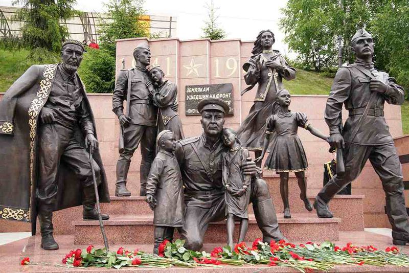 На площади перед железнодорожным вокзалом Уфа состоялось открытие памятника «Землякам, ушедшим на фронт»​
