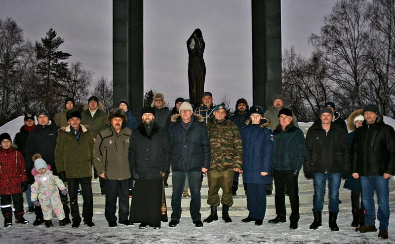 31 декабря прошло возложение цветов к мемориалу «Скорбящая мать» в память об одной из крупнейших трагедий современной российской истории