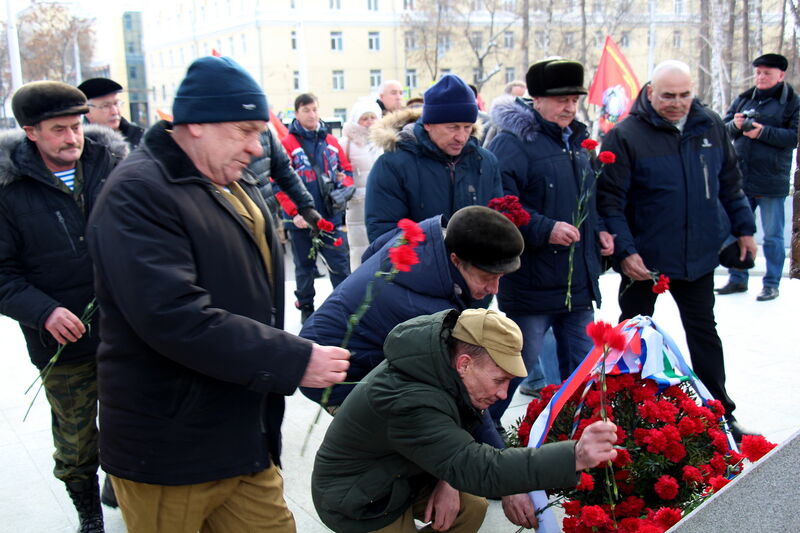 15 февраля в Уфе состоялась торжественная церемония возложения цветов к мемориалу «Скорбящая мать», посвященная Дню памяти о россиянах, исполнявших служебный долг за пределами Отечества