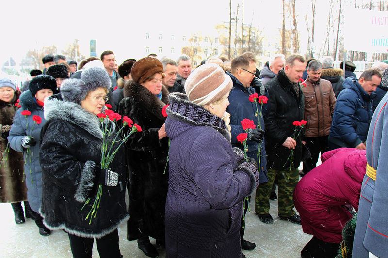 В Уфе состоялась​ торжественная церемония возложения цветов к мемориалу «Скорбящая мать»