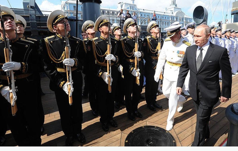 Россия триумфально отмечает День Военно-морского флота