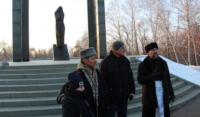 Протоиерей Виктор Иванов и имам Хамза-хазрат, прибывшие из зоны СВО в отпуск на побывку, 31 декабря приняли участие в возложении цветов к уфимскому мемориалу «Скорбящая мать»
