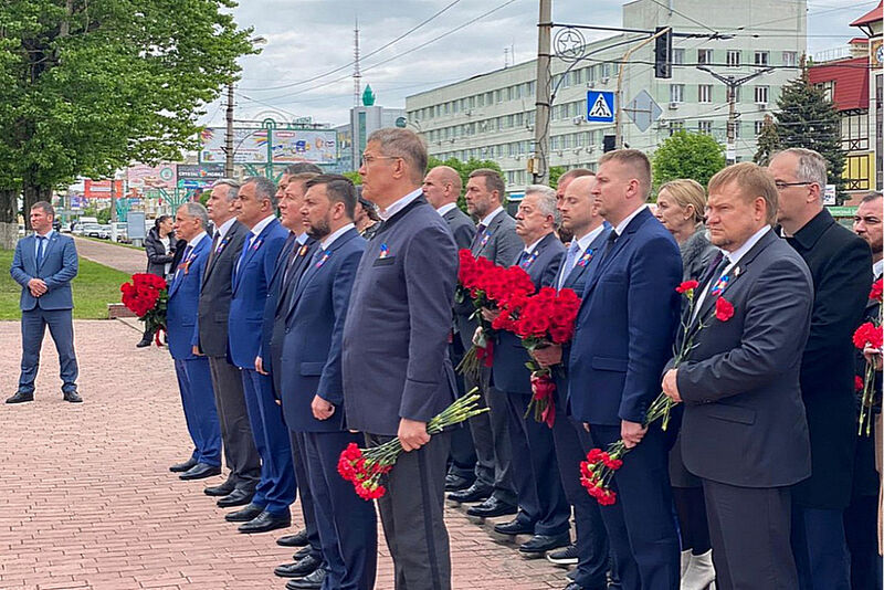 Радий Хабиров возложил цветы к памятнику «Они отстояли Родину» в Луганске