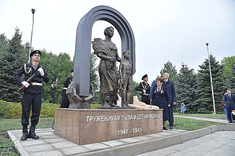 Памятник труженикам тыла и детям войны открыт в Октябрьском