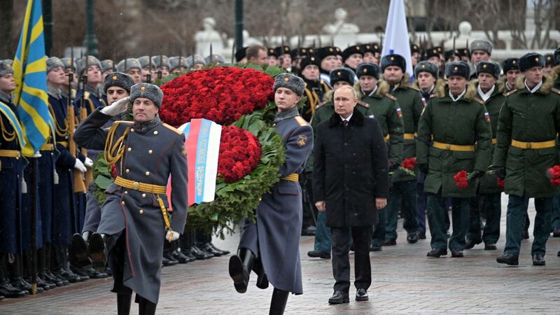 23 февраля Владимир Путин поздравил с Днем защитника Отечества всех граждан России и возложил венок к Могиле Неизвестного Солдата у Кремлевской стены
