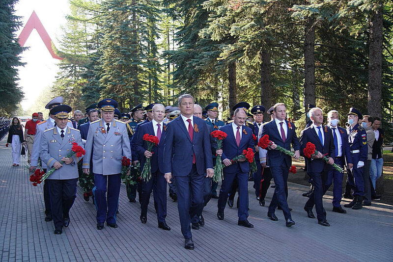 Радий Хабиров поздравил ветеранов и жителей республики с Днём Победы и возложил цветы к Вечному Огню в уфимском парке Победы