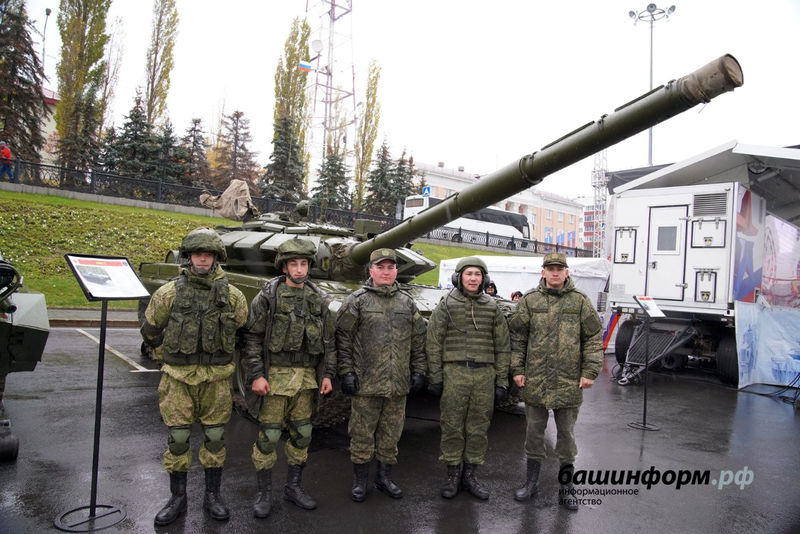 11 октября в Уфе прошла акция «Военная служба по контракту в Вооруженных Силах Российской Федерации — твой выбор!»