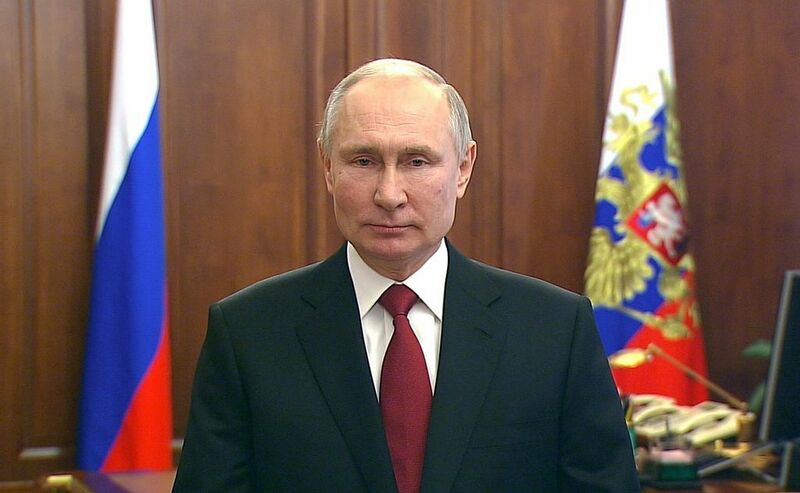 Президент России Владимир Путин поздравил с Днем защитника Отечества ветеранов, личный состав, гражданский персонал Вооружённых Сил, всех граждан России
