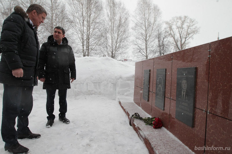 Радий Хабиров посетил мемориальный комплекс в селе Старые Казанчи