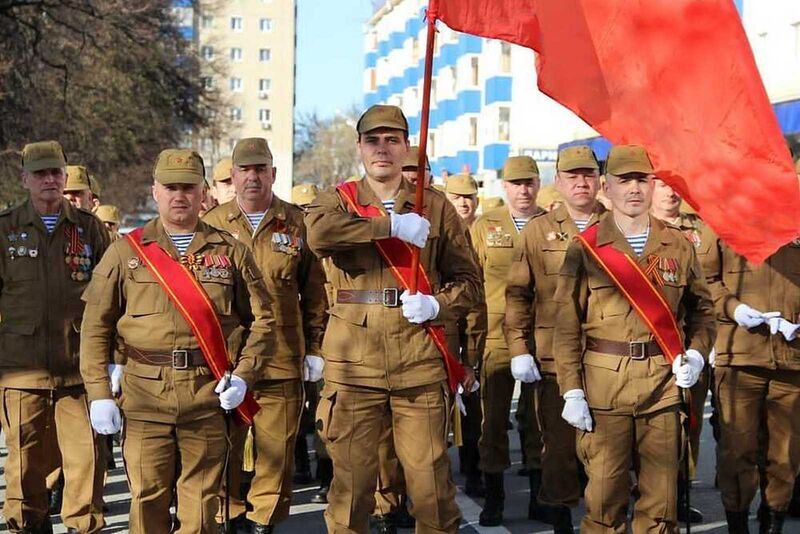 ВЕТЕРАН! ПРИМИ УЧАСТИЕ В ТОРЖЕСТВЕННОМ ПАРАДЕ 9 МАЯ! ВСТАНЬ ПОД ЗНАМЯ ПОБЕДЫ! ЭТО ТВОЁ ПРАВО И СВЯЩЕННЫЙ ДОЛГ ПЕРЕД ПАМЯТЬЮ НАШИХ ОТЦОВ И ДЕДОВ — ПОБЕДИТЕЛЕЙ В ВЕЛИКОЙ ОТЕЧЕСТВЕННОЙ ВОЙНЕ!