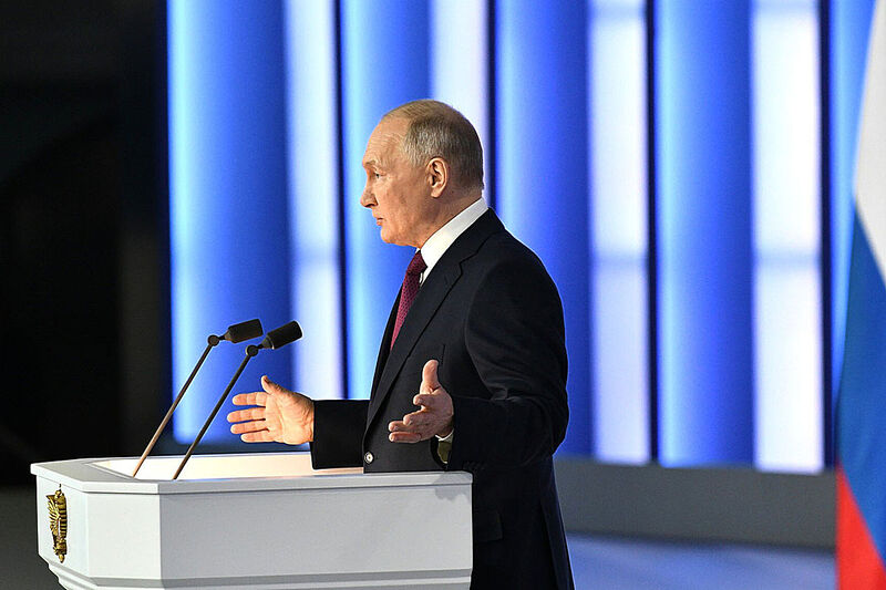 Владимир Путин: За каждой семьёй, я подчеркиваю, за каждой семьёй погибшего, за каждым ветераном должен быть закреплён свой, персональный социальный работник…