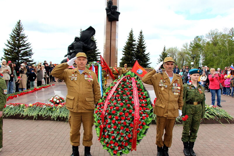 9 мая парадный расчет ветеранов боевых действий традиционно в День Великой Победы возложил венок к Вечному огню в уфимском Парке Победы 