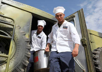 Военнослужащие обеспечивают продуктами питания жителей подтопленных населенных пунктов Алтайского края