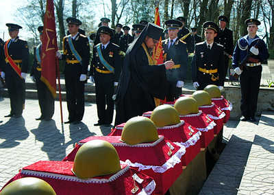 Военнослужащие Балтийского флота приняли участие в церемонии перезахоронения останков погибших советских воинов