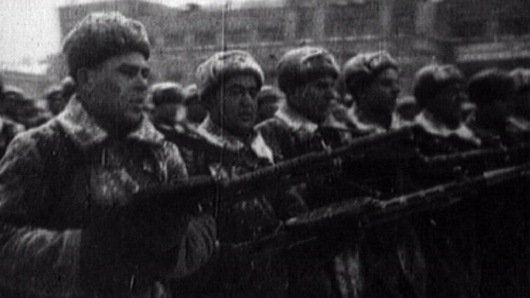 Где проходил парад 41. Военный парад 7 ноября 1941 года в Москве на красной площади. Парад в Москве 7 ноября 1941. Парад 7 ноября 1941 года в Москве на красной площади Сталин. Военный парад на красной площади 7 ноября день воинской славы.